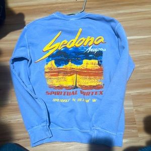 Super cute pascun crewneck, barley worn! With a very cute sight on the back 🌎